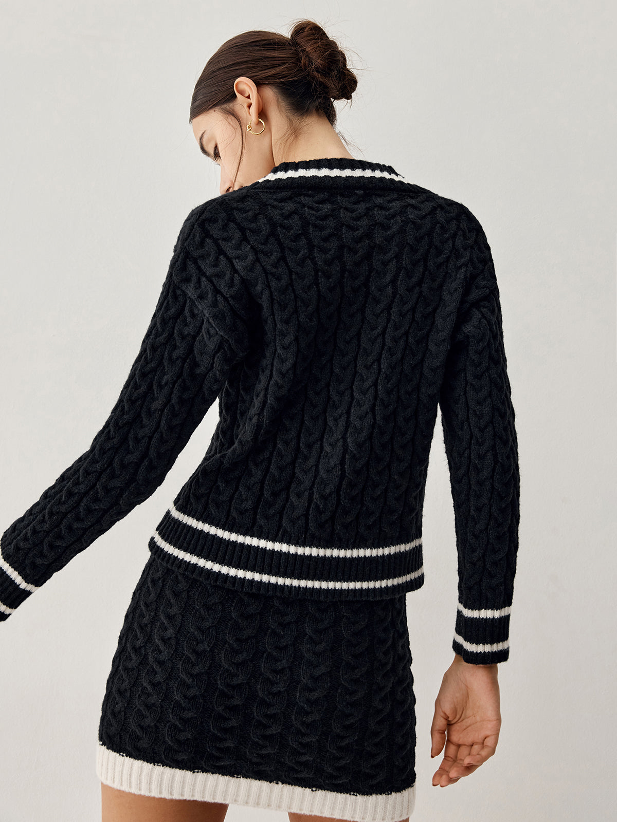 - Pull en maille torsadée avec jupe