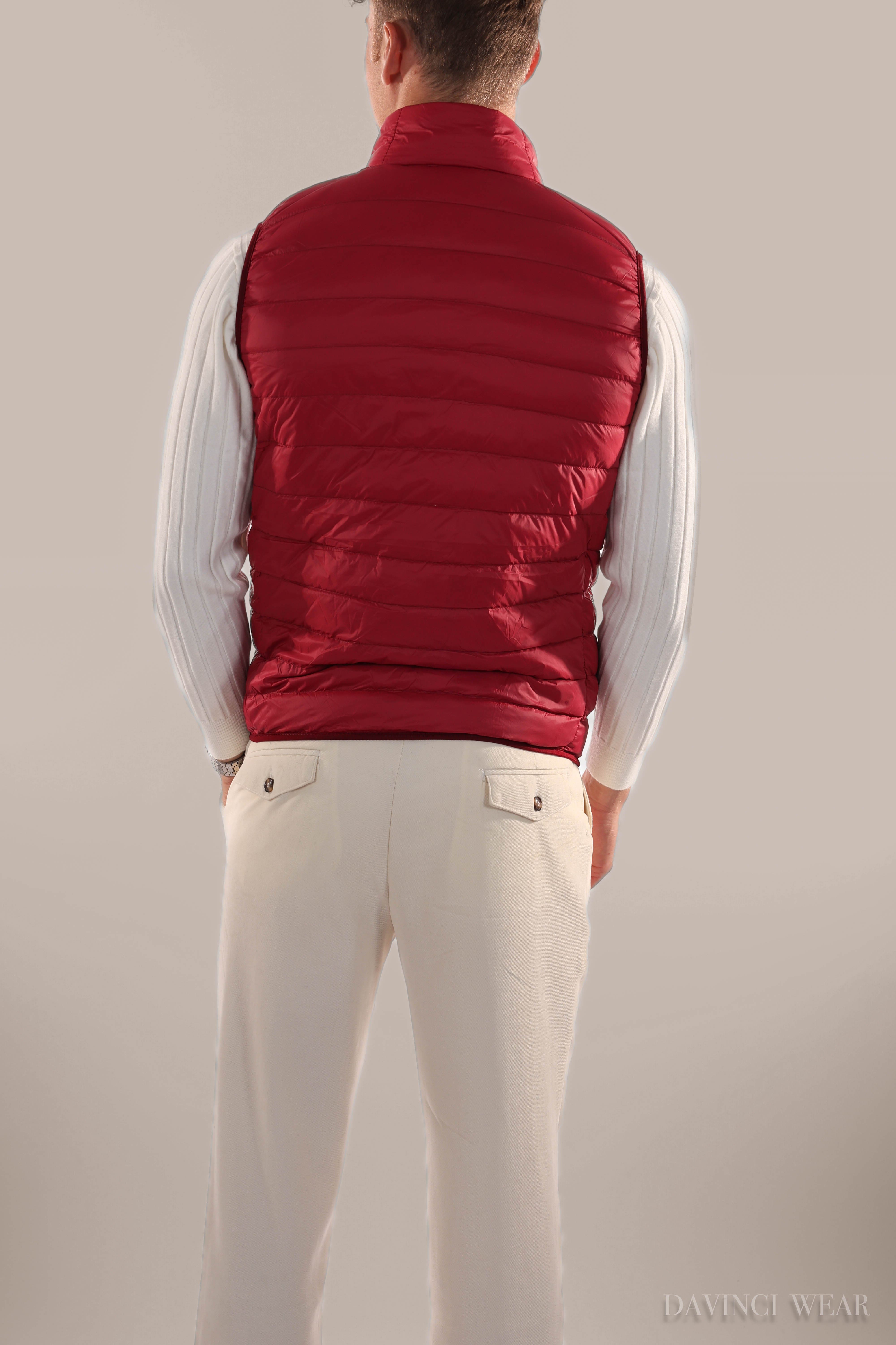 Herren-Rotleder-Bomberjacke-Modell-steht-im-Seitenprofil-elegantes-Design