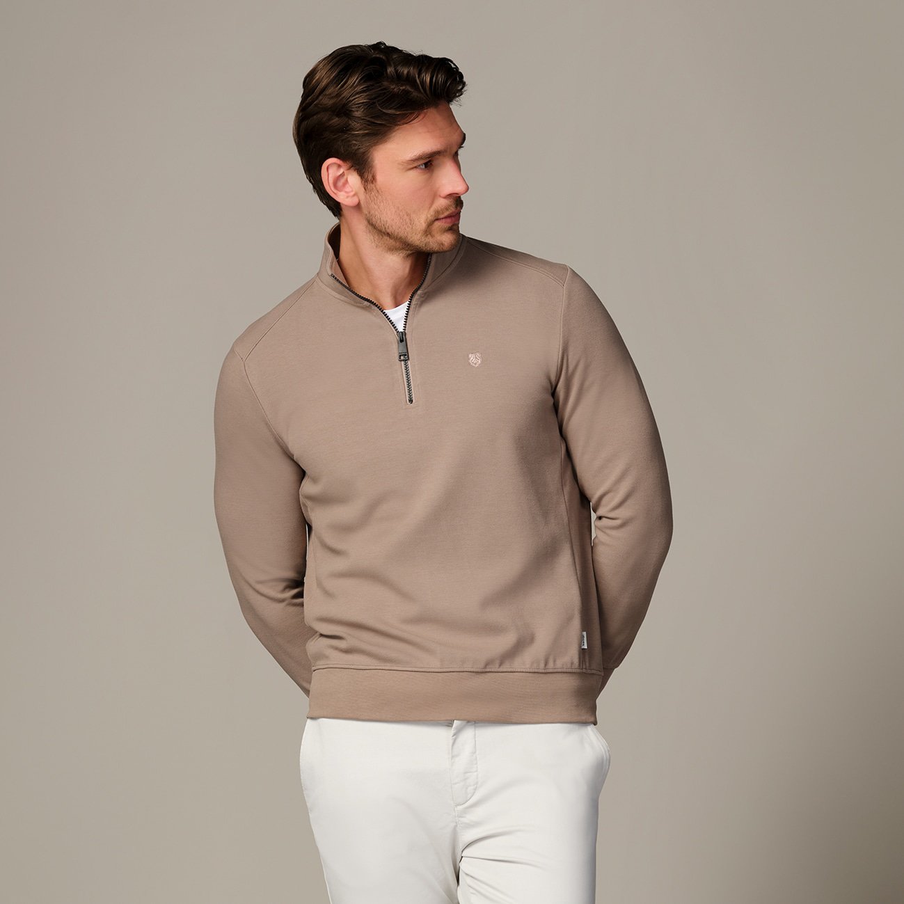 Polo marron coupe classique avec pull zippé