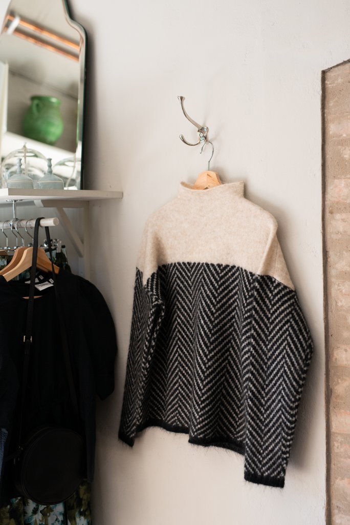 - Pull à col montant et motif à chevrons