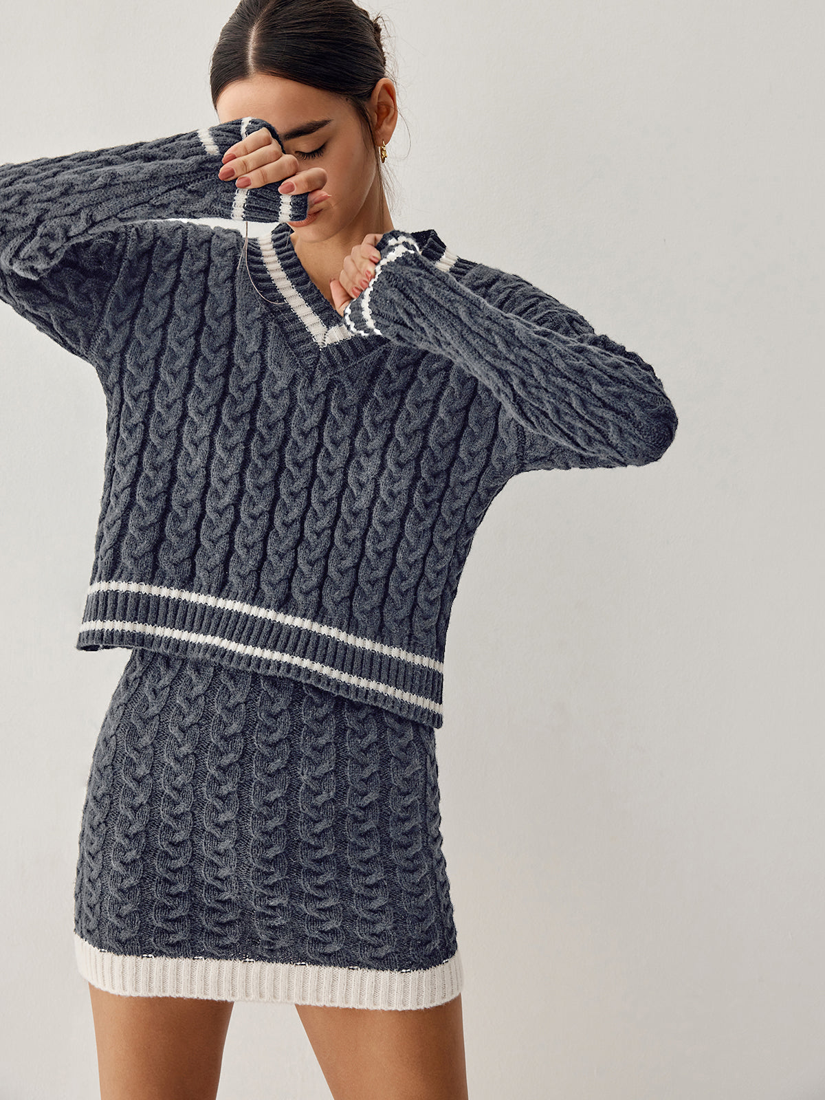 - Pull en maille torsadée avec jupe