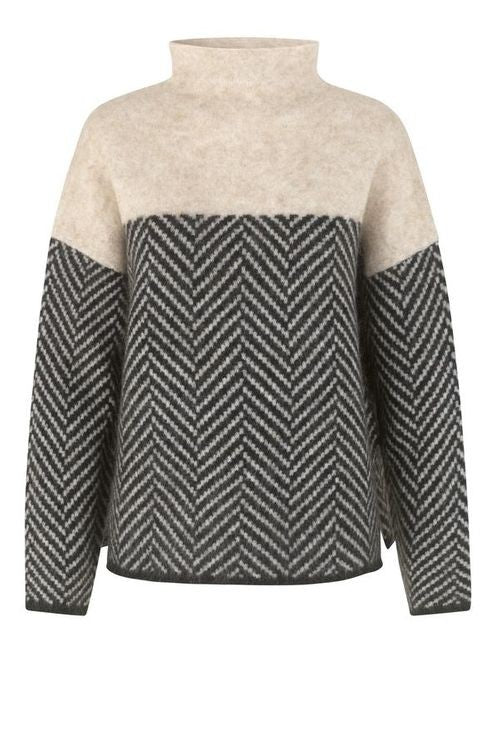 - Pull à col montant et motif à chevrons