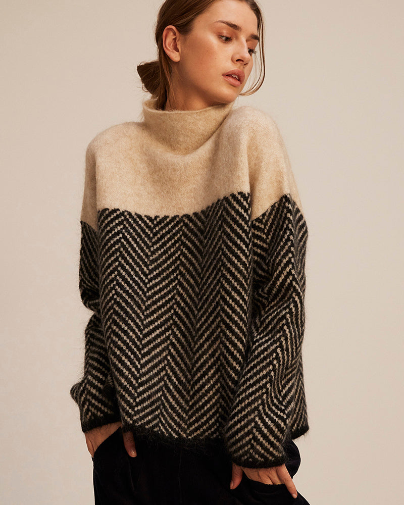 - Pull à col montant et motif à chevrons
